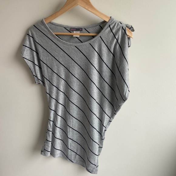 Joyce Leslie asymmetrical gray and black shirt small - Picture 2 of 8